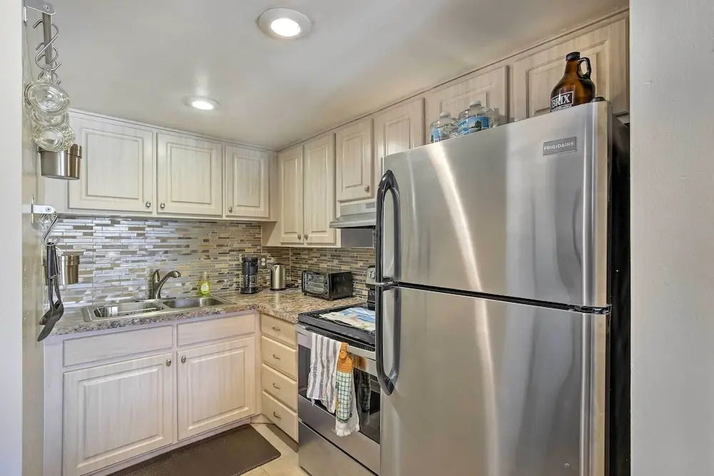 Walk to Beach & Dining: Sunny St Pete Condo!