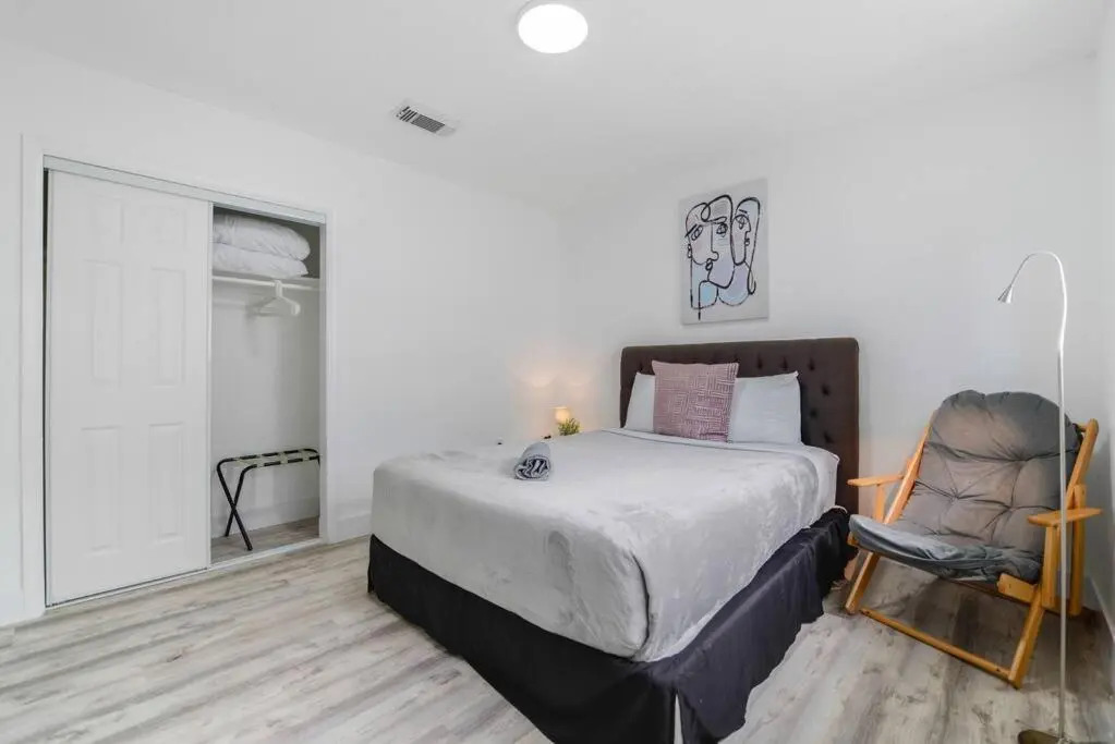 *Beautiful Family House 3 bd/2 bathrooms+backyard*