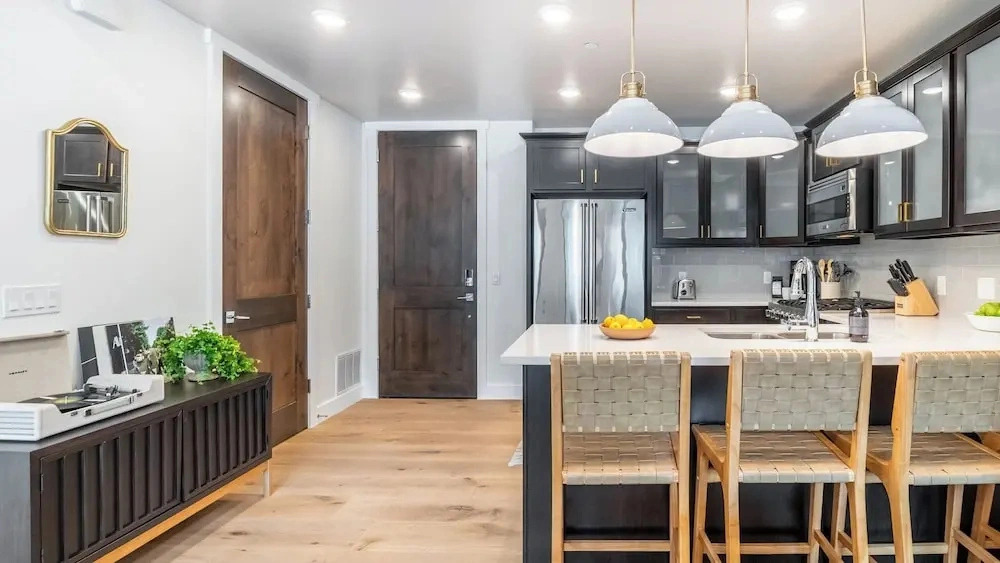 Kokopelli and Kestrel by Avantstay 2 Moderm Condos + Community Pool + Fireplace + Walk to Park City Lifts