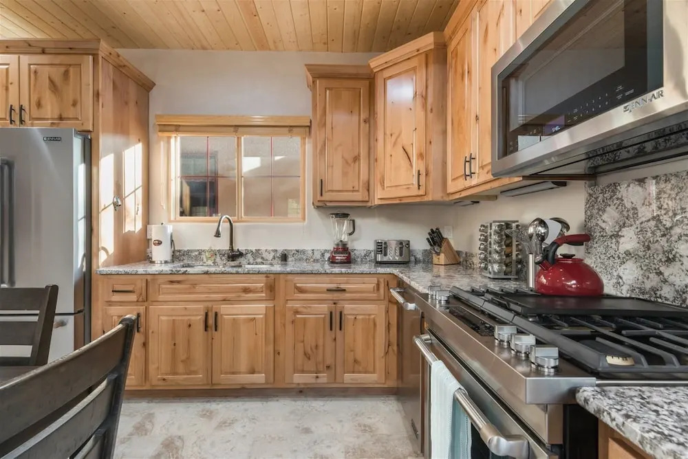 Linda - Stunning Contemporary Home, Walk to The Plaza