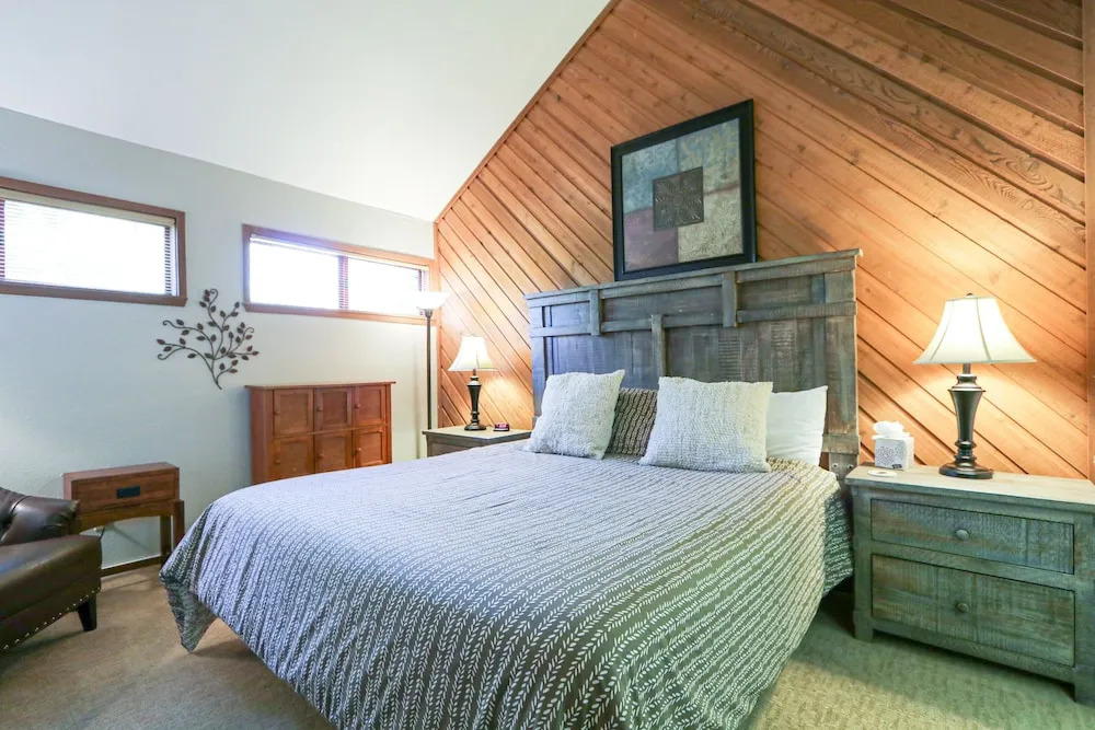 Aspen Creek #306 1 Bedroom Condo by RedAwning