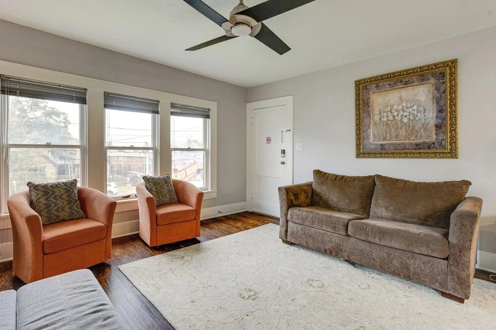 1 Mi to Hermann Park! Updated Apt w/ Parking Spot
