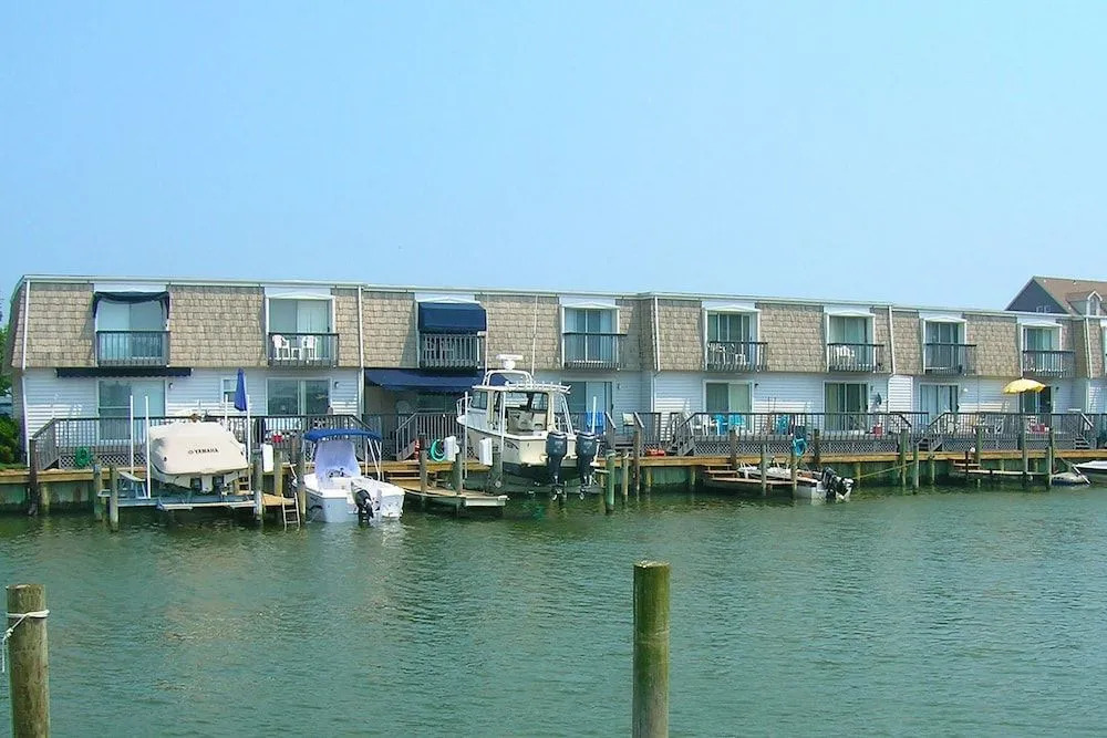 Gullway 2821 3 Br townhouse by RedAwning