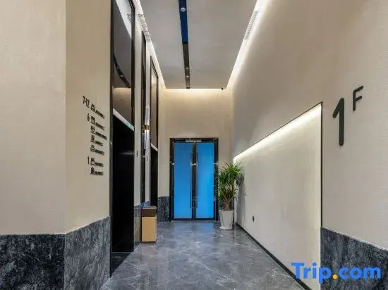 Shannan Baicheng Railway Station Yajiang Tianjie Atour Hotel