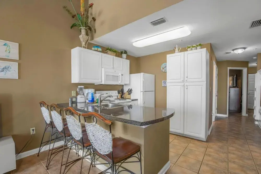 Attractive Condo Pool Across From Beach Access