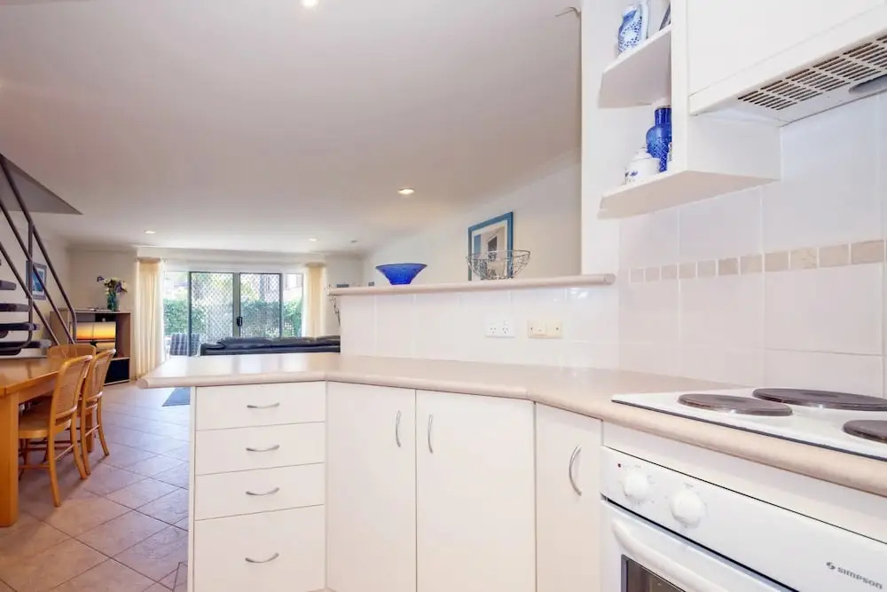 Kristie Court 2, 7 Weatherly Cl close to the beach with WiFi