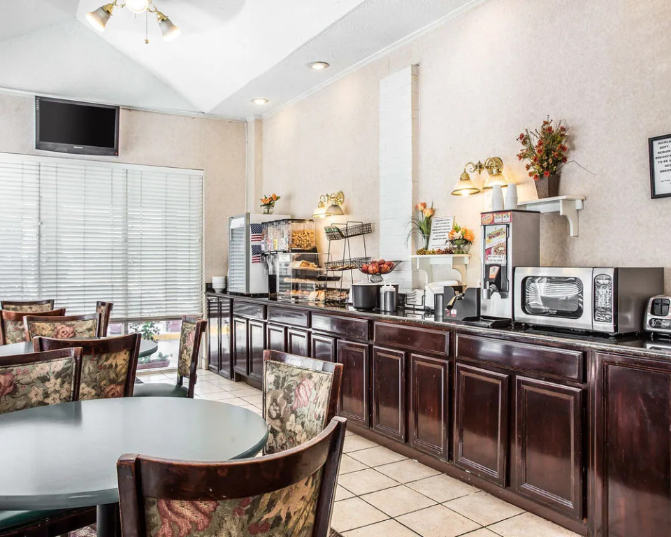 Econo Lodge Inn & Suites Fort Jackson area