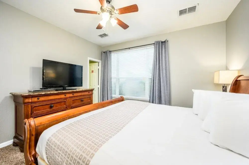 New and Gorgeous Townhome, Vista Cay - 4008