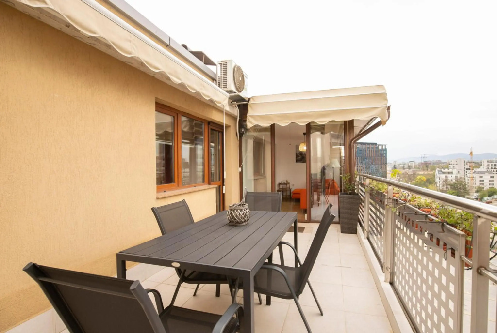 Cozy Apartment with Mountain View & Parking