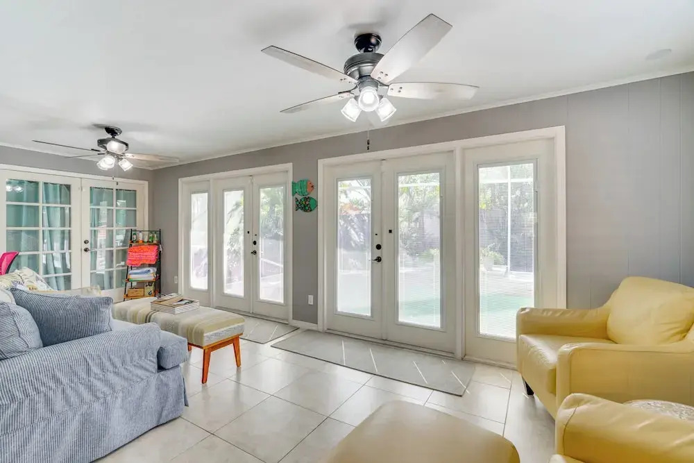 8 Mi to Fort Myers Beach: Poolside Paradise!