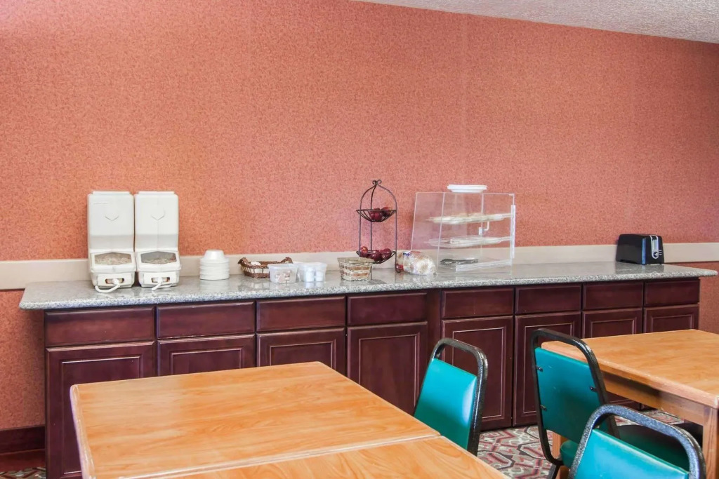 Bridgeway Inn & Suites