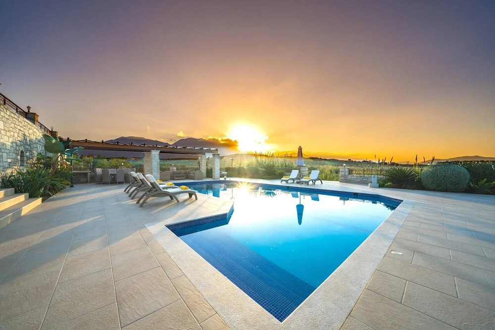 Karyo Villa,- 4bd, 3min On Foot From The Beach!