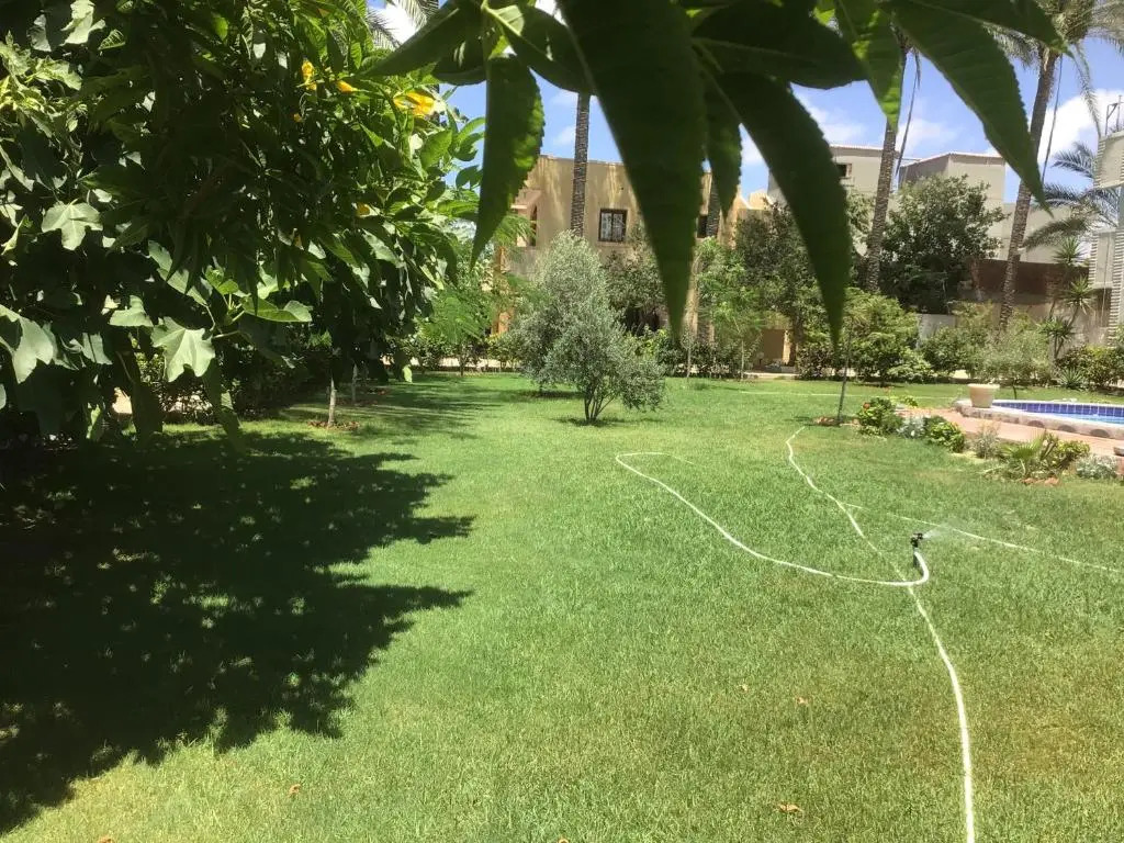White Family Villa - Private Pool - AC - Very Big Garden - 5 bedrooms - 5- Min Walk to Beach