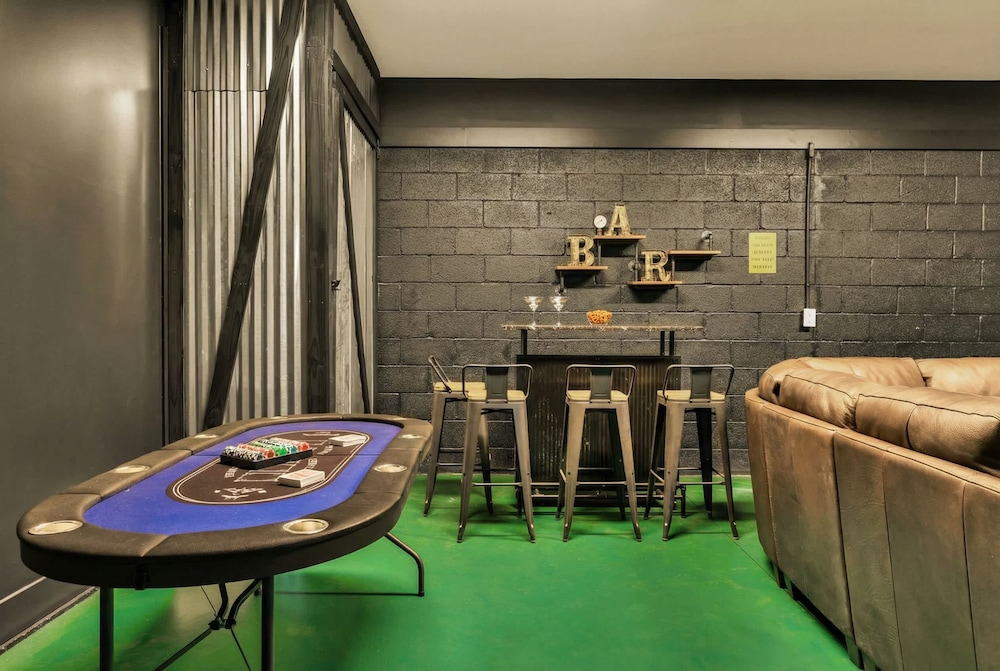 2 Hot Tubs Karaoke Game Room Downtown Nashville