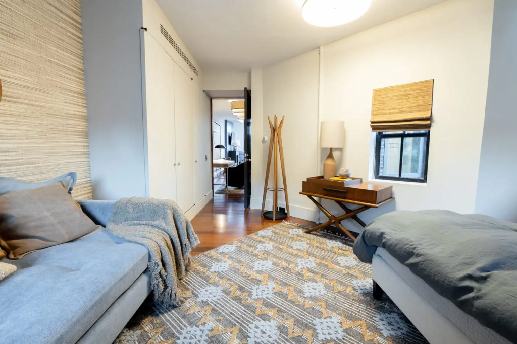E10-1 Designer East Village Townhouse 1BR