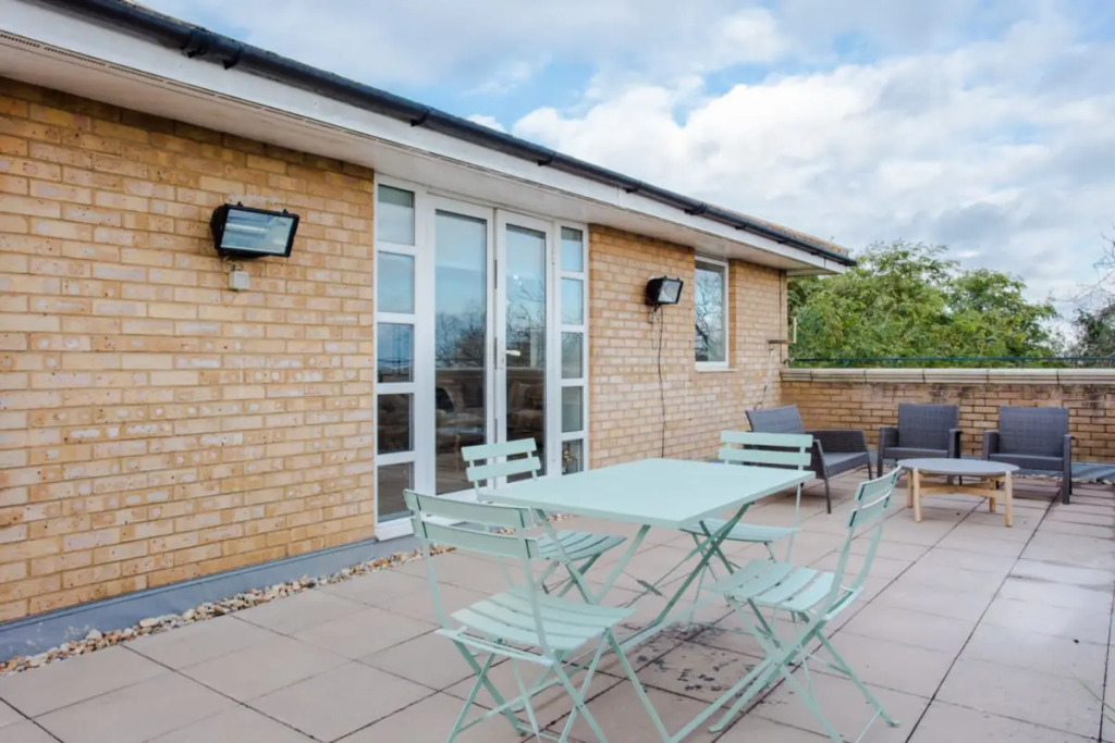The Sparkford Gardens - Lovely 2BDR with Balcony
