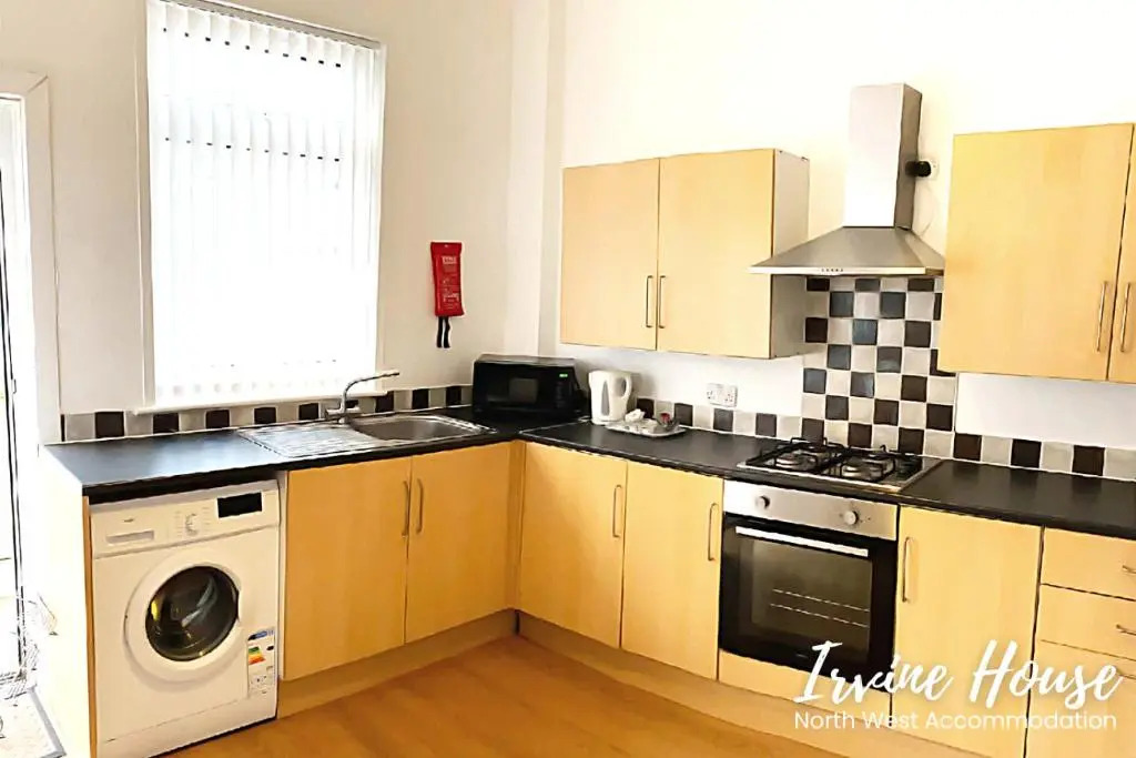 Leigh 2-Bedroom House Near Haydock & Wigan