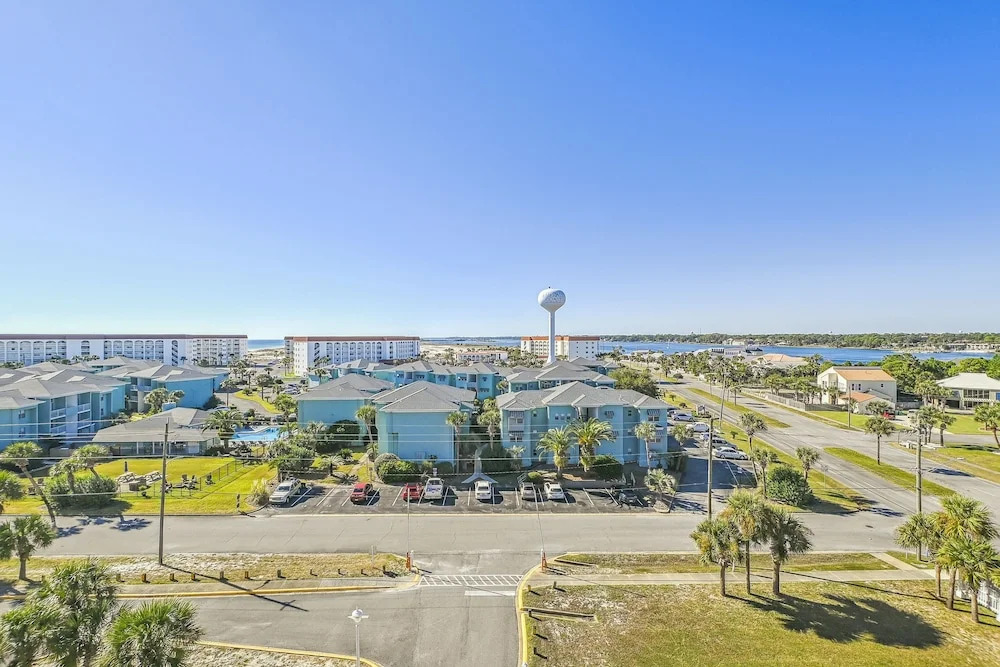 Seacrest 715A is an efficiency on the Gulf side of Okaloosa Island by RedAwning