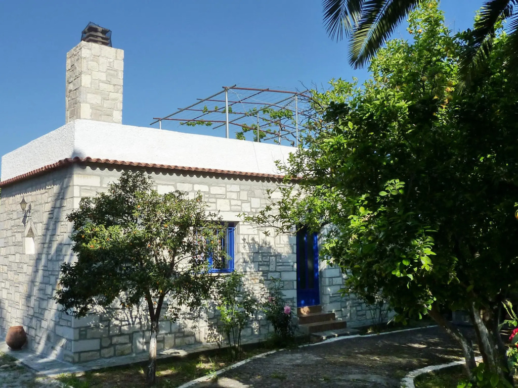 Maros Spitaki in Varipetro