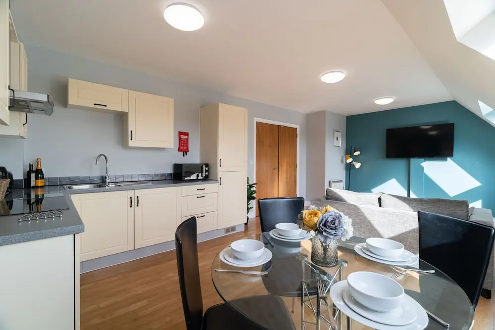 Cotels The Millhouse Corporate Apartments - PRIVATE APARTMENT BUILDINGS - GATED ENTRANCE - PARKING - WORK DESK