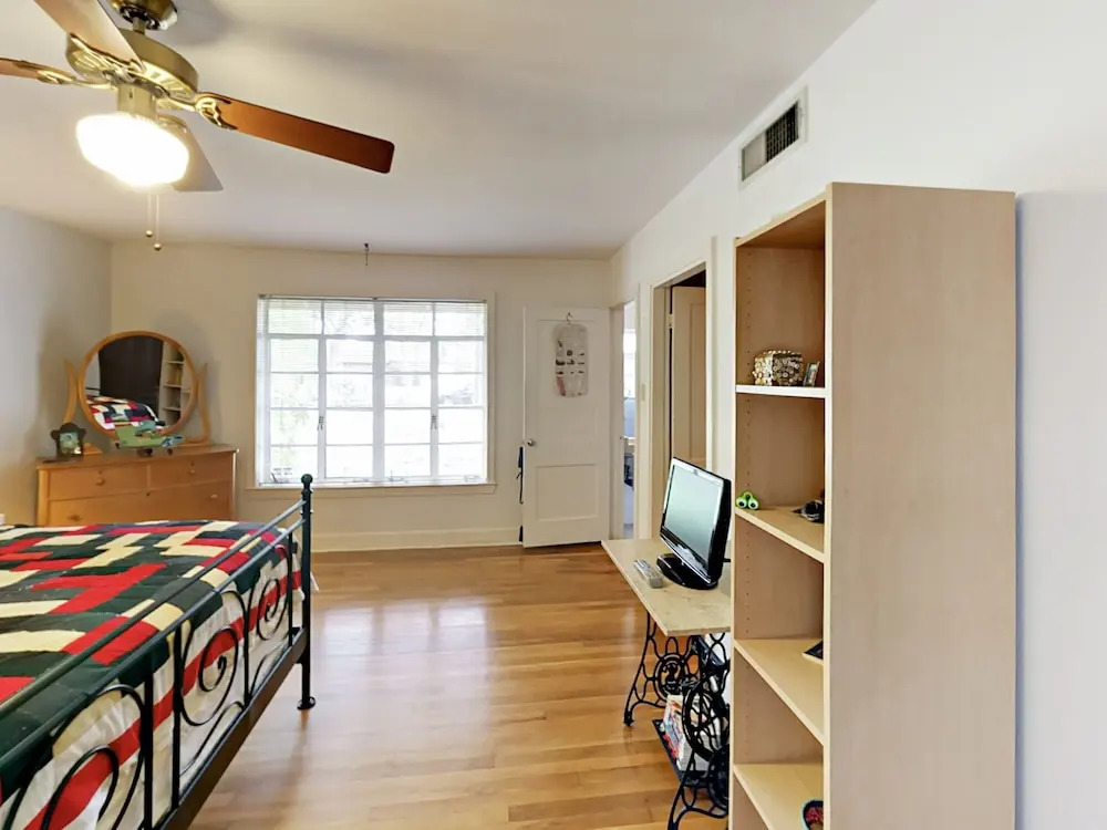 Light-Filled Charmer - 2 Br Home