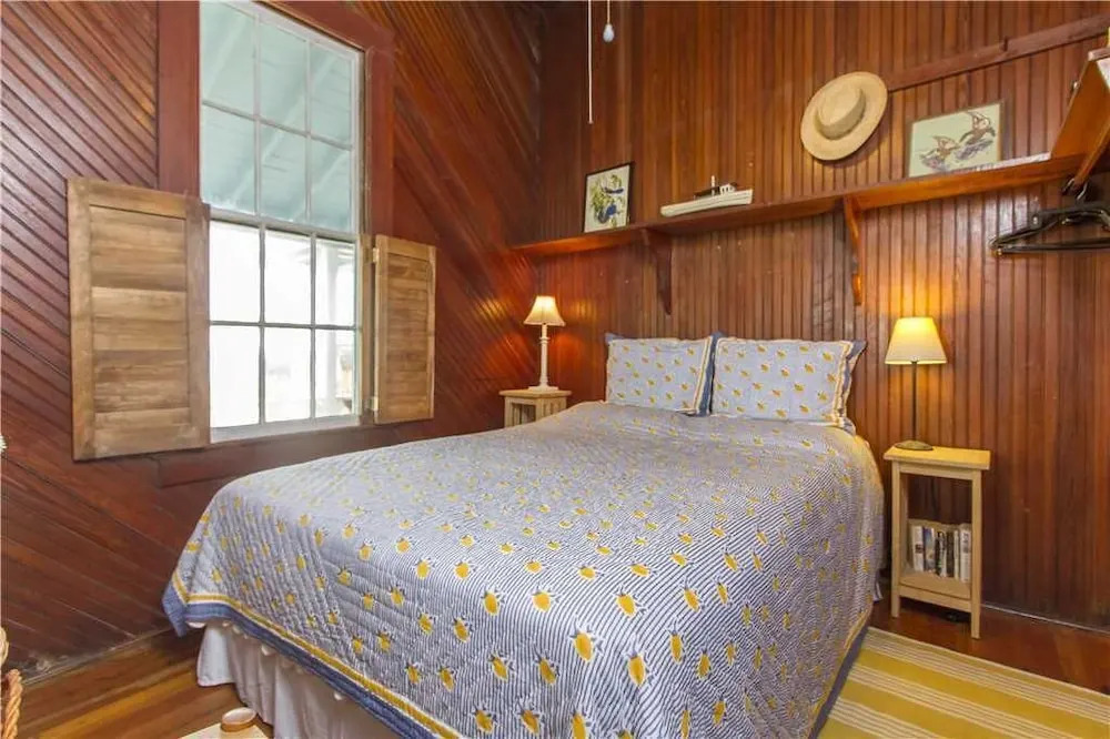 The Historic Lodge, 5 Bedrooms, Sleeps 10, Ocean Front, WiFi