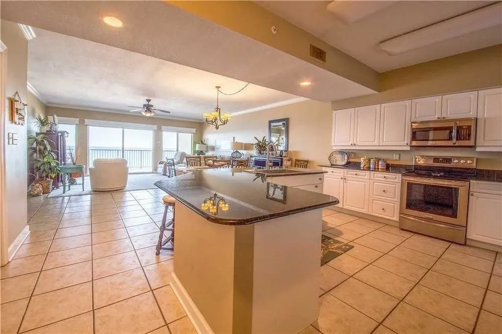 Admiral's Quarters 702 - 3 Br condo by RedAwning