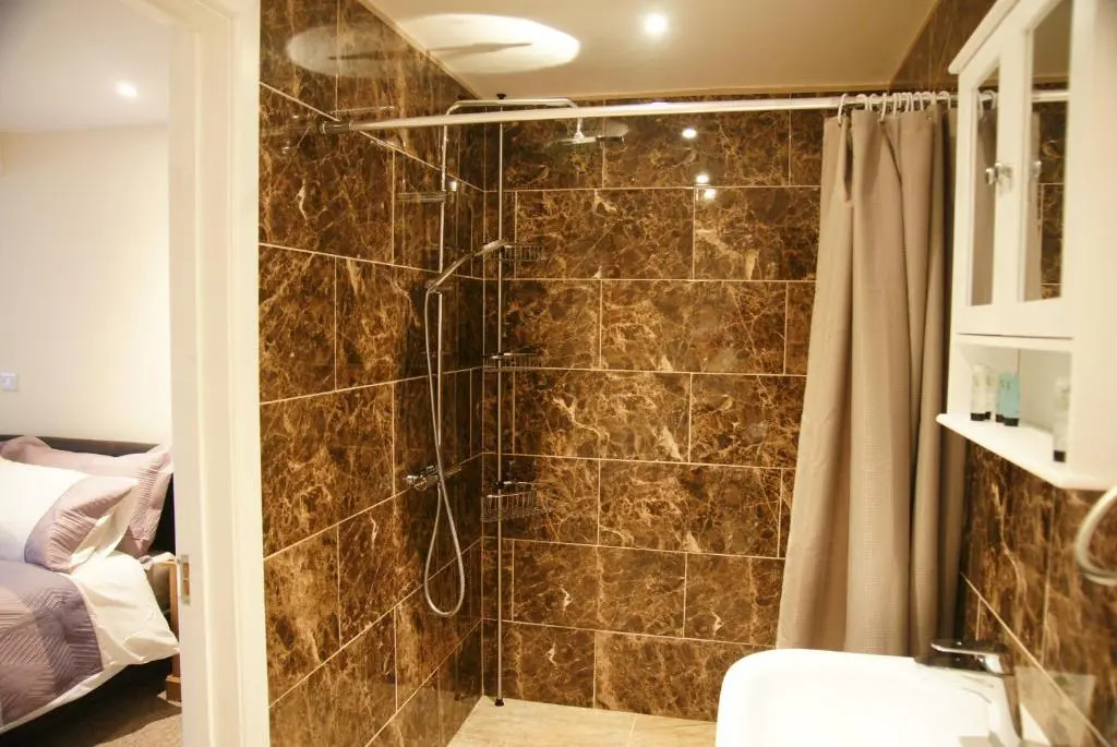 Modern Self-Contained Annex 10 min walk to beach