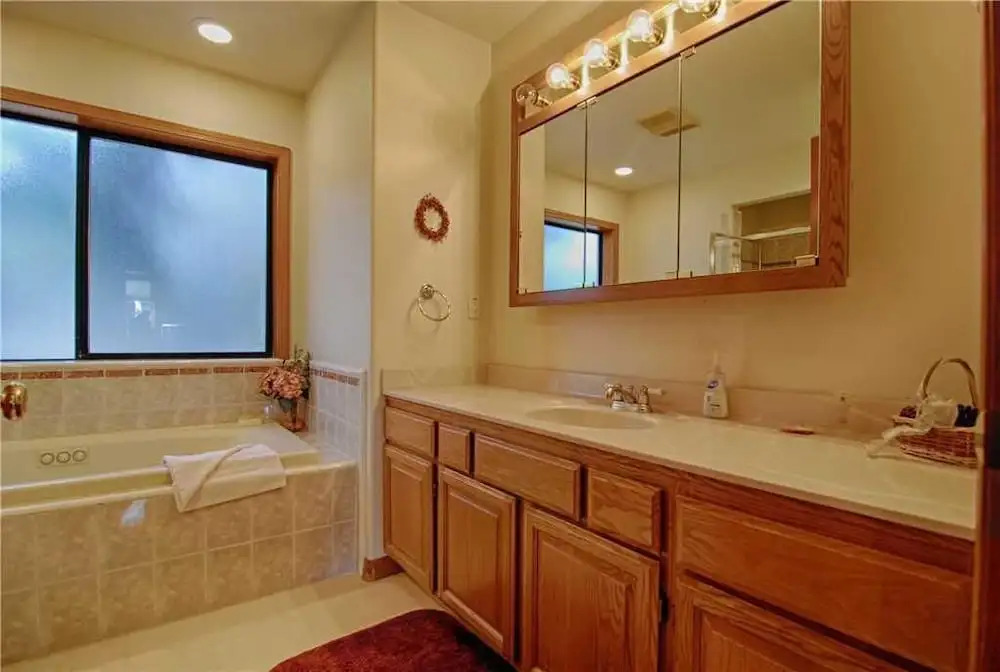 Walk to Lake! Large Home With Private Hot Tub, Yard Games and Lake Views! -sandy Shores Villa #182