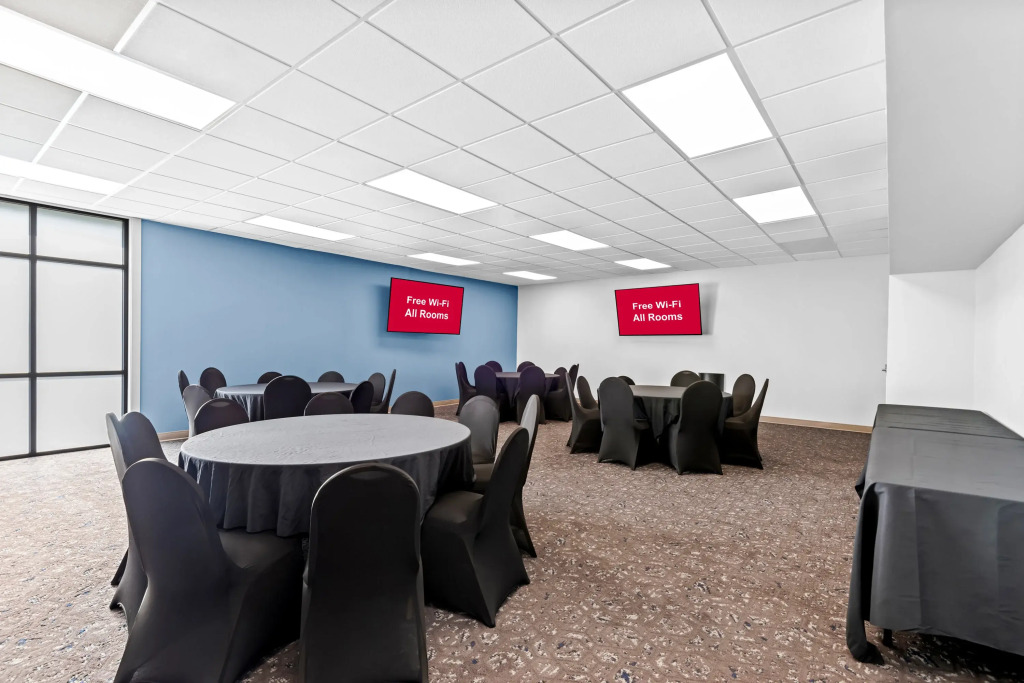 HomeTowne Studios by Red Roof & Conference Center Cortland