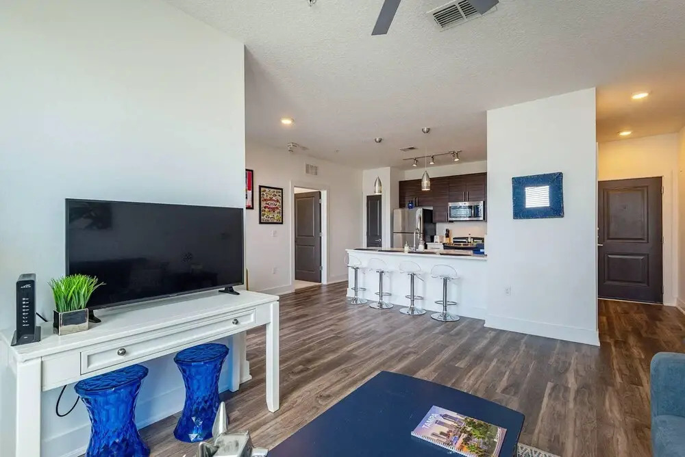 FRONTDESK NoHo Flats at North Hyde Park Apts Tampa