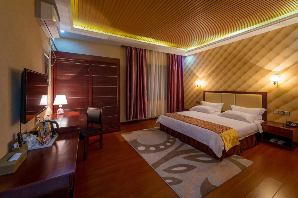 Warm Harbor Hotel