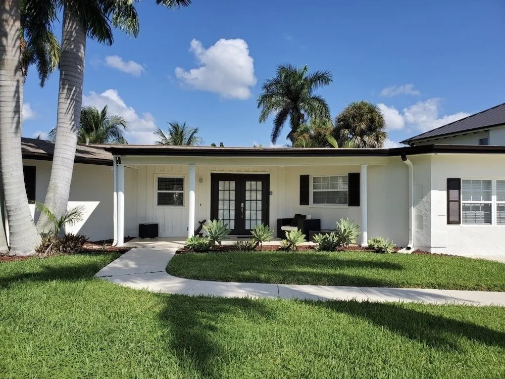 Paradise Awaits - Wkly 3 Bedroom Home