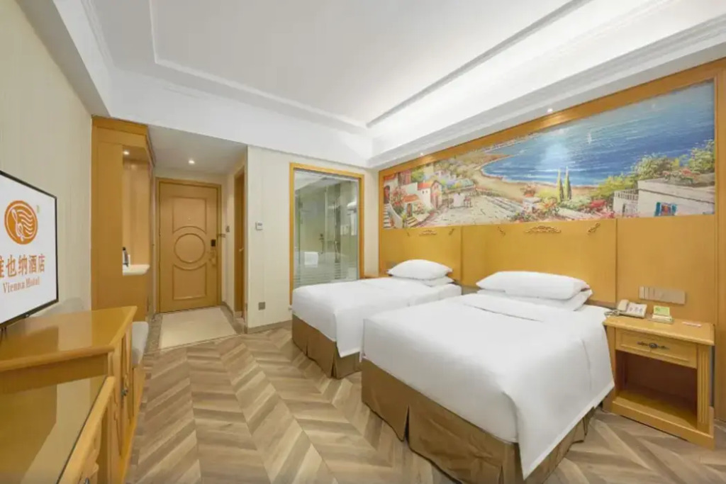 Vienna Hotel (Nanjing Wende Road Metro Station Yanchuang Park)