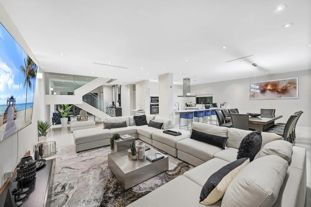 Waterfront Villa in Hollywood! Heated Pool and Game room