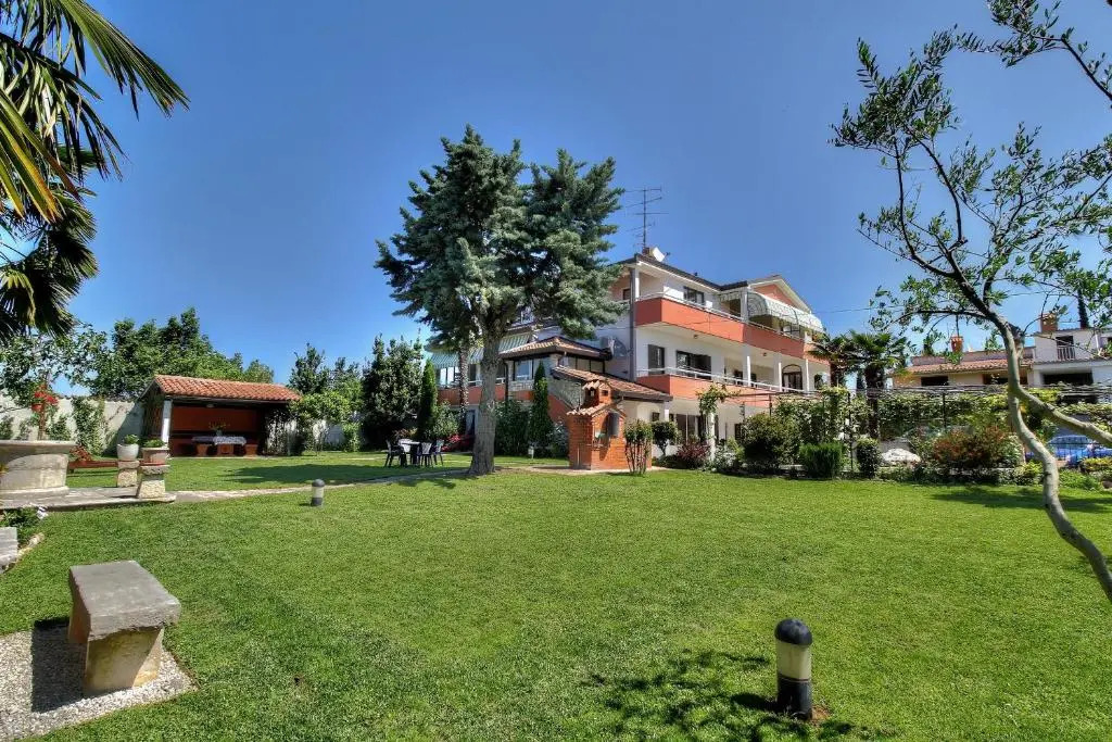 Apartments Sonja Zambratija