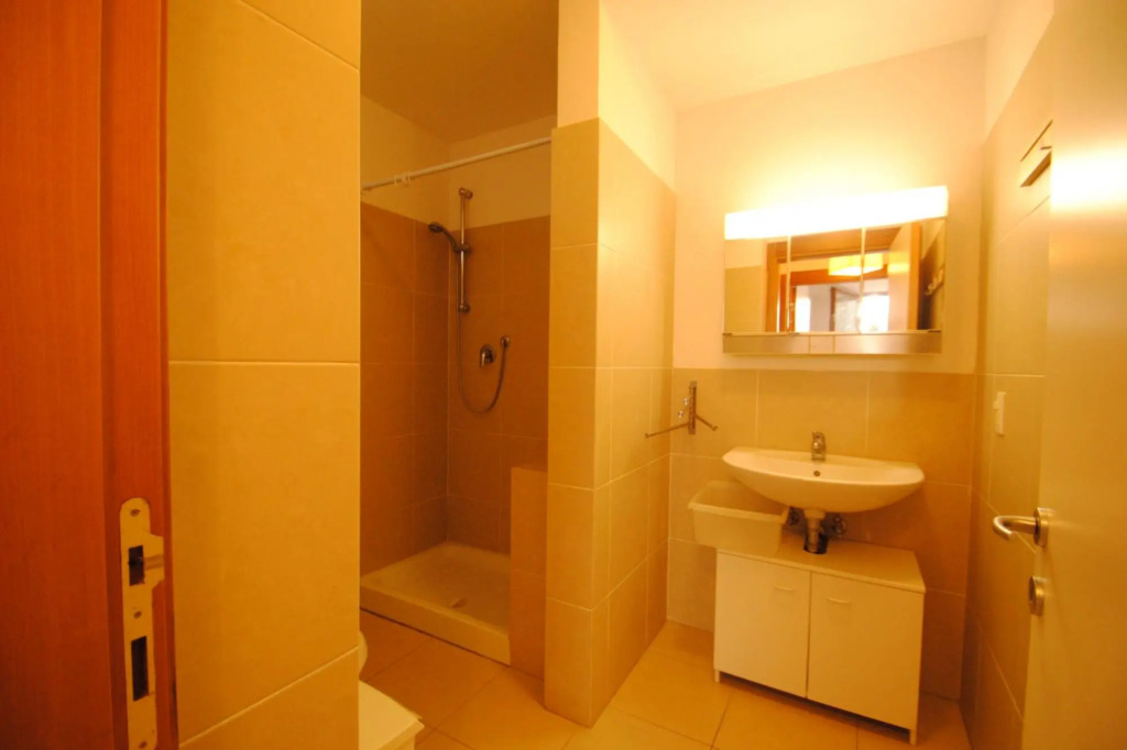 In villa on the sea, apartment on the ground floor with private garden. 6 beds. Reserved parking.-Villa L'Angolino - p.t.