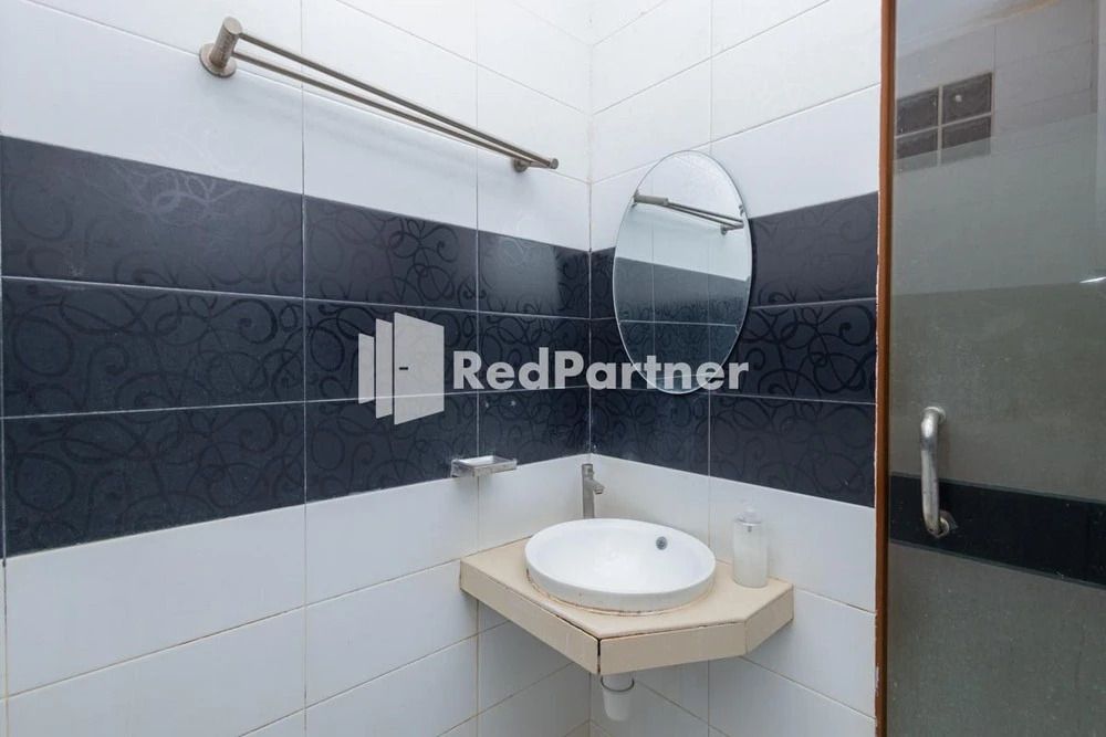 RedDoorz near Sarinah Mall
