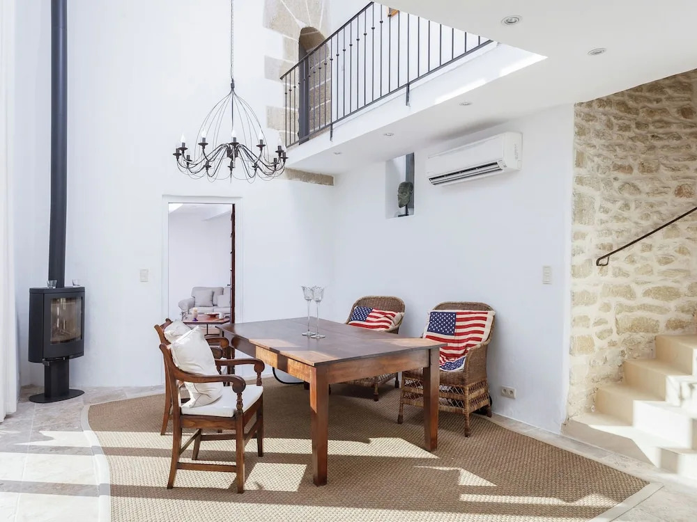 Spacious Castle in Jonquières With Swimming Pool