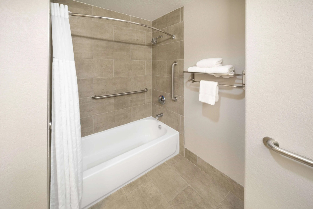 Days Inn & Suites by Wyndham San Antonio near Frost Bank Center