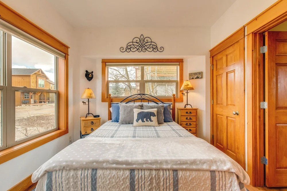 Riverfront Cabin, 4 Mi to Granby Ranch