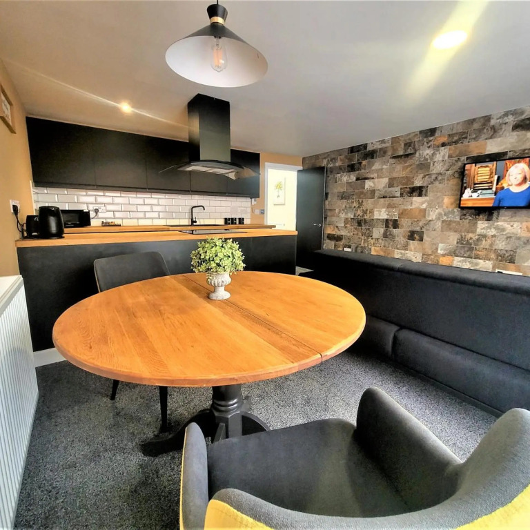 New County Hotel & Serviced Apartments by RoomsBooked