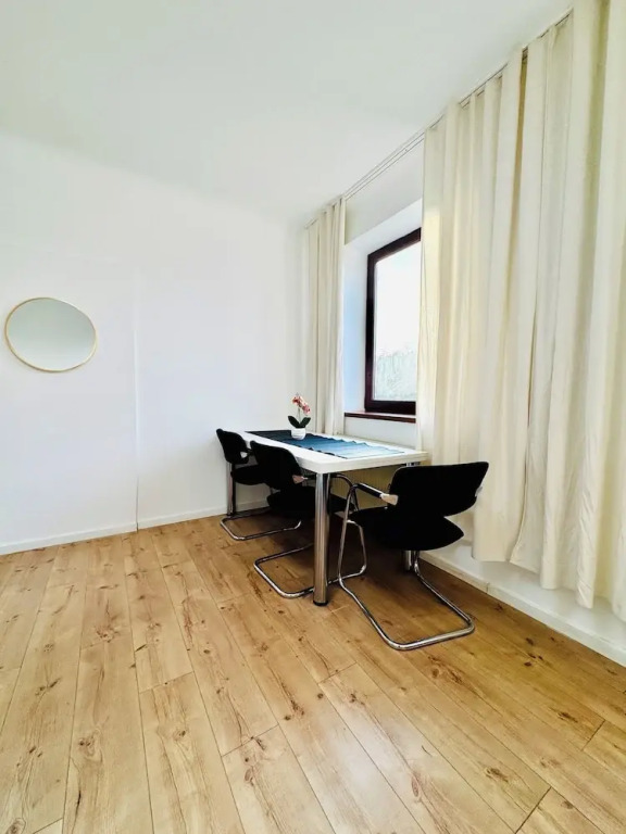 Cozy 3BR Apt with Garden Sleeps 10
