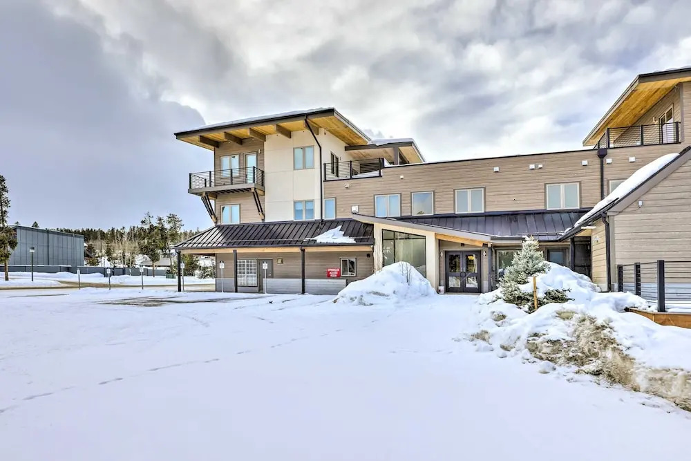 Aprez Retreat 3 Bedroom Condo by RedAwning