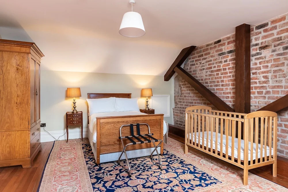 8 Bedroomed House Steeped in History