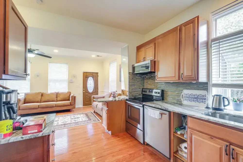 5 Mi to US Capitol: Washington DC Townhome