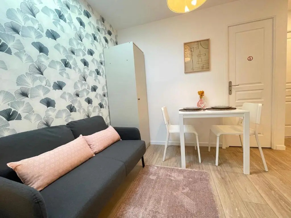 Nice Renting - FERSEN - 2 Rooms Vieil Antibes - AC - Safranier - Big Terrace