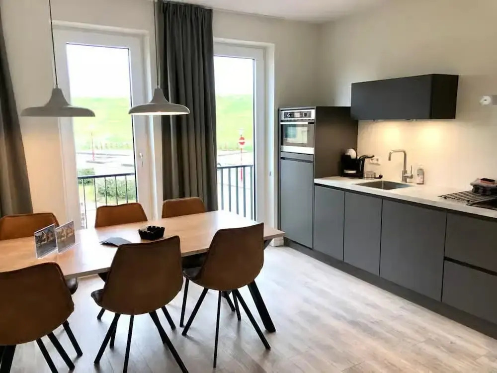 Beautiful Lodge Parallel to the Shopping Street