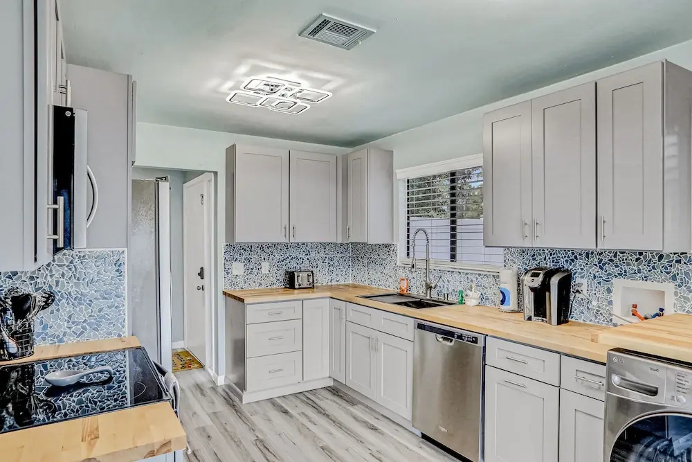 Charming Home Near Beach & Golf With Central AC & Patio - Dog-friendly