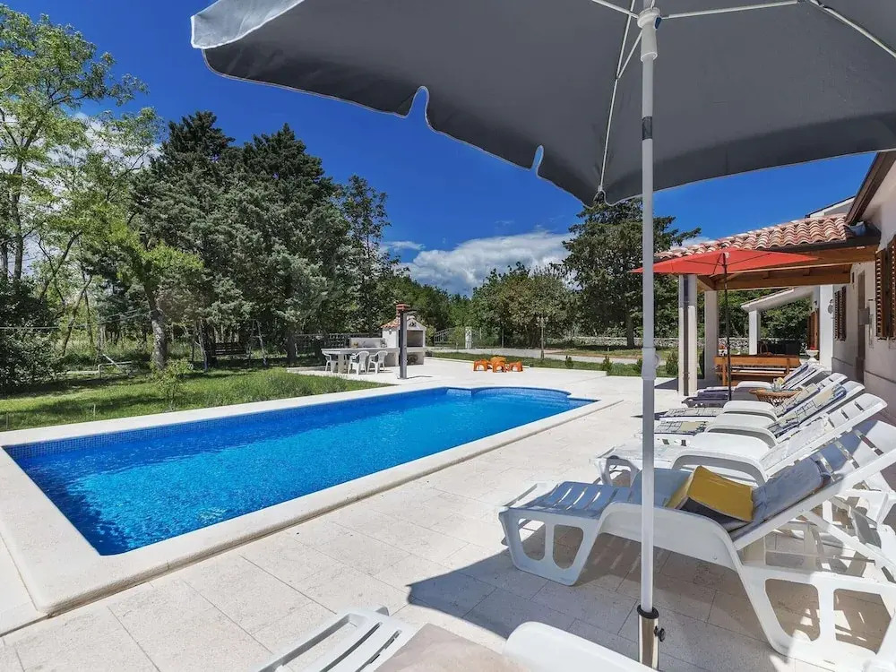 Large Holiday Home With Swimming Pool